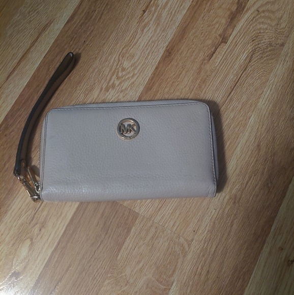 Michael Kors Light Pink Pebbled Leather Wristlet - Picture 1 of 4